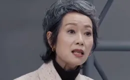 被趙雅芝身旁的葉童驚艷了，60歲滿頭白發卻冠壓群芳