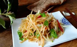 老年人鹽吃多了為啥會危害健康，如何限制攝入？醫生為您講清楚