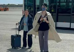 王菲逛街被抓，穿超短褲連臀型都遮不全，腿又細又長可不優雅