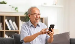 喜歡睡前玩手機的老年人，這6個危害可能悄然而至！