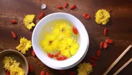 菊花搭一物，每天堅持喝，脾胃好了，眼睛亮了，毒素也排出去了