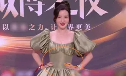 這一次，被勒出贅肉的張萌，讓我看到內娛女星隕落的三個隱形規則