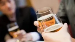 適量喝酒和滴酒不沾，哪個更有益於身體健康？來聽聽醫生怎麽說！