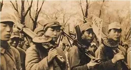 偽軍打掃戰場，發現一八路軍還活著，俯下身小聲說了一句什麽話