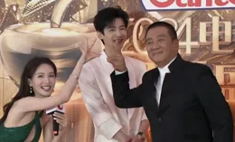 好家夥，65歲丁勇岱和53歲陳建斌同框，謙卑和不羈的差距一目了然