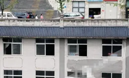 這條連衣裙好看，搭配上高級的香檳色，不管在什麽時候都優雅從容