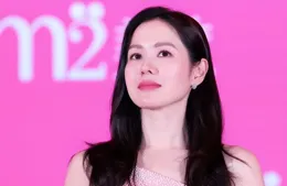 孫藝珍在酒店對鏡拍，全身照大公開，承諾下次帶玄彬來旅行