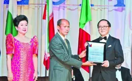 他和她是香港豪門後代中清流，顏值才華不低，父母贊成姐弟戀也甜