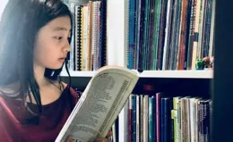 16歲多多舞台新照曝光，穿黑絲畫風成熟引熱議，孫莉大贊女兒很棒