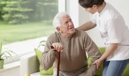 老人身上為何總有「異味」？這多半與2個因素有關，需對癥調理！