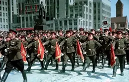 1950年張景惠見到兒子說：你也是賣國賊，為何穿解放軍的衣服？