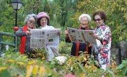 女子和2名男同事打鬧，被二人塞進紙箱捆住，同事：她已經結婚了