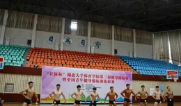 武漢一高校舉辦健身健美比賽：百名學生現場秀肌肉，有學生請假前來參賽