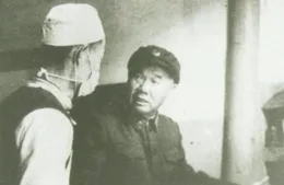 
 
他曾担任武汉军区司令员，67年被叫北京训话，被人当众打了一耳光
 