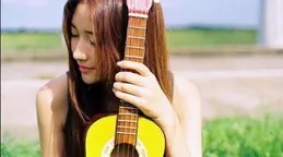 他背著吉他包，裏面塞了個寶寶……