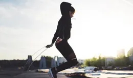 43歲女子每天堅持跳繩，10年從未間斷，去醫院檢查身體變得咋樣？