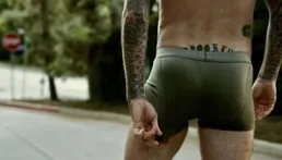 貝克漢在農村種花，維多利亞一直拍他翹臀，貝克漢不會用鏟子