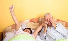 等你到了五六十歲，「正式場合」打扮切記：首飾不戴金、裙不上膝