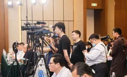 時尚碰撞：揭秘金黃色連衣裙與粉色涼鞋的魅力組合！