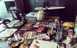 徐靜蕾蟄居洛杉磯，暗黑系豪宅曝光：全屋通黑掛滿名車常吃外賣