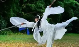 美哉！輪廓立體、蝴蝶結傳神，勝過傳統婚紗的Viktor&Rolf春夏系列