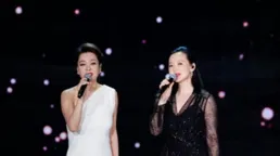 61歲毛阿敏越老越時髦！一身黑色穿搭腰間綁絲巾，凍齡20歲不不止