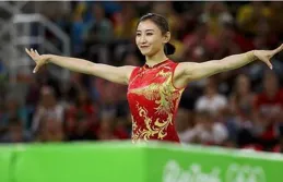 孫楊與體操女神嬌妻共度佳節，家庭溫馨包粽子，幸福滿滿羨煞旁人