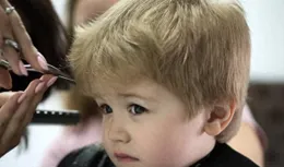 幡然醒悟！錢越來越難賺，我開始自己給小孩理發省錢了