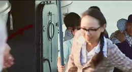 【父母愛情】多年以後，觀眾仍在問：碼頭上的黃衣女子到底是誰？