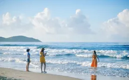 
 
国内超适合躺平的海滨小城，海景不输巴厘岛，物价不到三亚一半，人少不扎堆，太宝藏了！
 