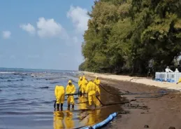 油料泄漏！這一國，多個海灘緊急關閉