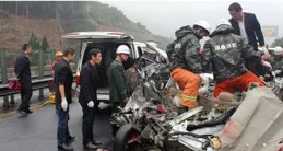 差點出大事，浙江大伯車禍後不肯去醫院，民警一個舉動救了他