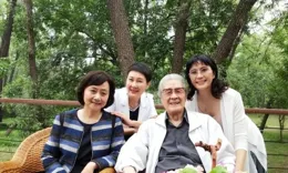 看了張凱麗和閨蜜合照，才知扮嫩多吃虧