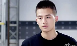 男人過了45歲，選兩側鏟短頭頂向後梳發型，時尚帥氣很有派頭