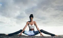 瑜伽女神來襲！神秘紫色上衣下的力量與溫柔