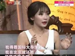 王菲母女現身唱會，54歲王菲露吊帶好性感，李嫣太時髦