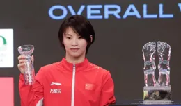 跳水隊拍攝奧運合照！全紅嬋低頭玩手機，陳芋汐C位，陳若琳好美