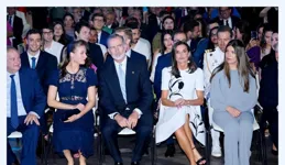 萊後家族頒獎禮風采：二公主驚艷，萊昂諾爾蕾絲裙顯成熟韻味