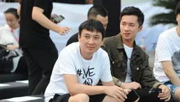 「真有錢」和「假有錢」中年人，從穿搭很難看出來，這3點裝不了