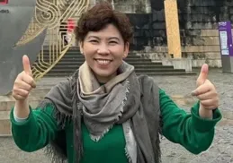 51歲鄧亞萍帶孩子去巴黎奧運會，狀態好像30多歲，兒子身高引熱議