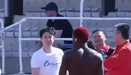 國乒巴黎訓練第一天，莎莎拍合照，邱指導不配合。王楚欽太可愛了