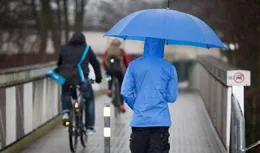 「一天8杯水論」是錯的？60歲以後，每日最佳飲水量是多少？