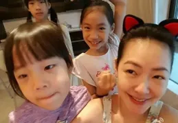 大S女兒又沒穿內衣，難怪一直含胸駝背，與馬小梅牽手，手張開