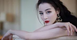 迪麗熱巴不小心曝光體重，網友驚呼太瘦了，鄧超的話卻意味深長