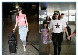 王菲真不把自己當明星！穿大媽裙+涼鞋走機場，這打扮真認不出來