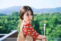 李菲兒蹲著向曾誌偉爭取角色，內娛的為人處事被她體現的淋漓盡致