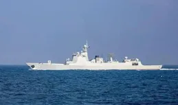 052D驅逐艦，近防武器全開，做了24小時戰鬥準備！發生了什麽？