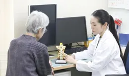 由於眼瞼過敏眼睛發癢，我竟然把自己的眼睛揉出了飛蚊癥