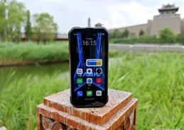 被小屏黨等到了！4.3英寸小屏+5800毫安還帶露營燈？8849手機幹的