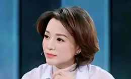 50 歲董卿低調回歸，身穿襯衫樸素無華，優雅氣質不再！